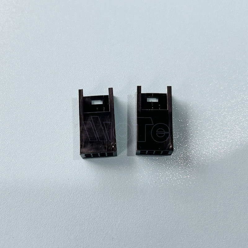 AMP 1X4 Female Plug